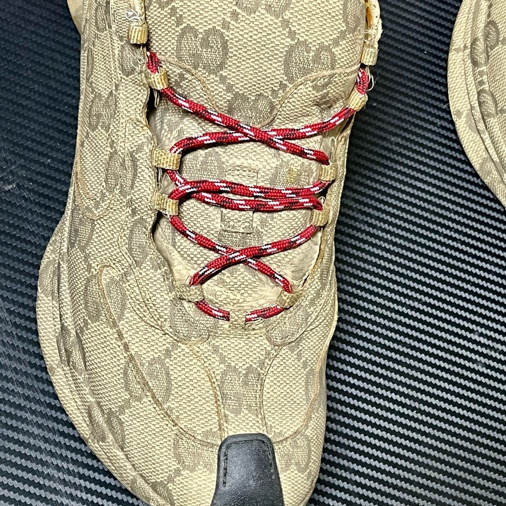 Gucci Run Sz 12.5  Beige Monogram Sneakers with Red Accents - Picture 5 of 11